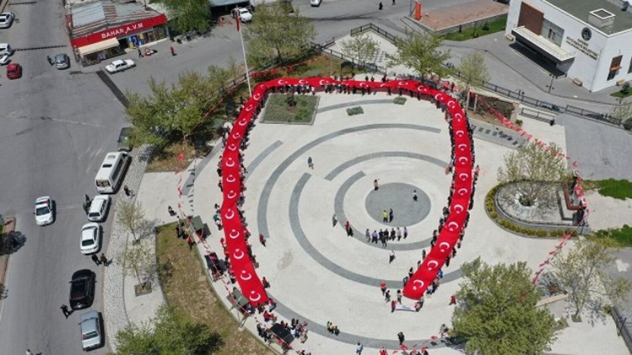 Gençlerden 100 metrelik Türk bayrağı