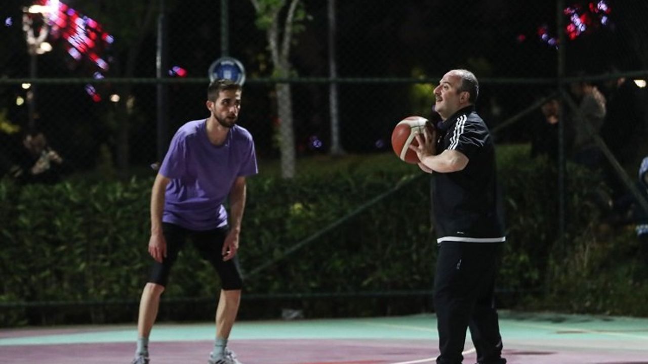 Mustafa Varank'tan gece yarısı basketbol şov
