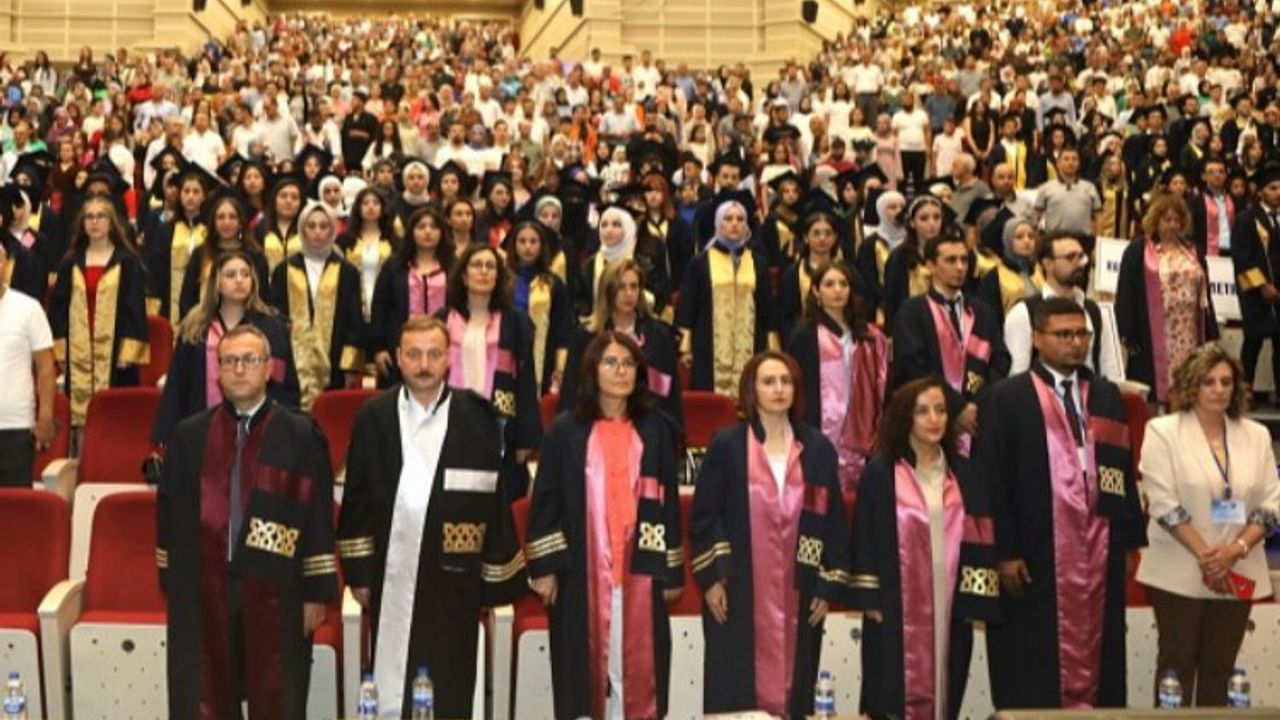 ERÜ Sağlık Meslek Yüksekokulu'nda mezuniyet sevinci