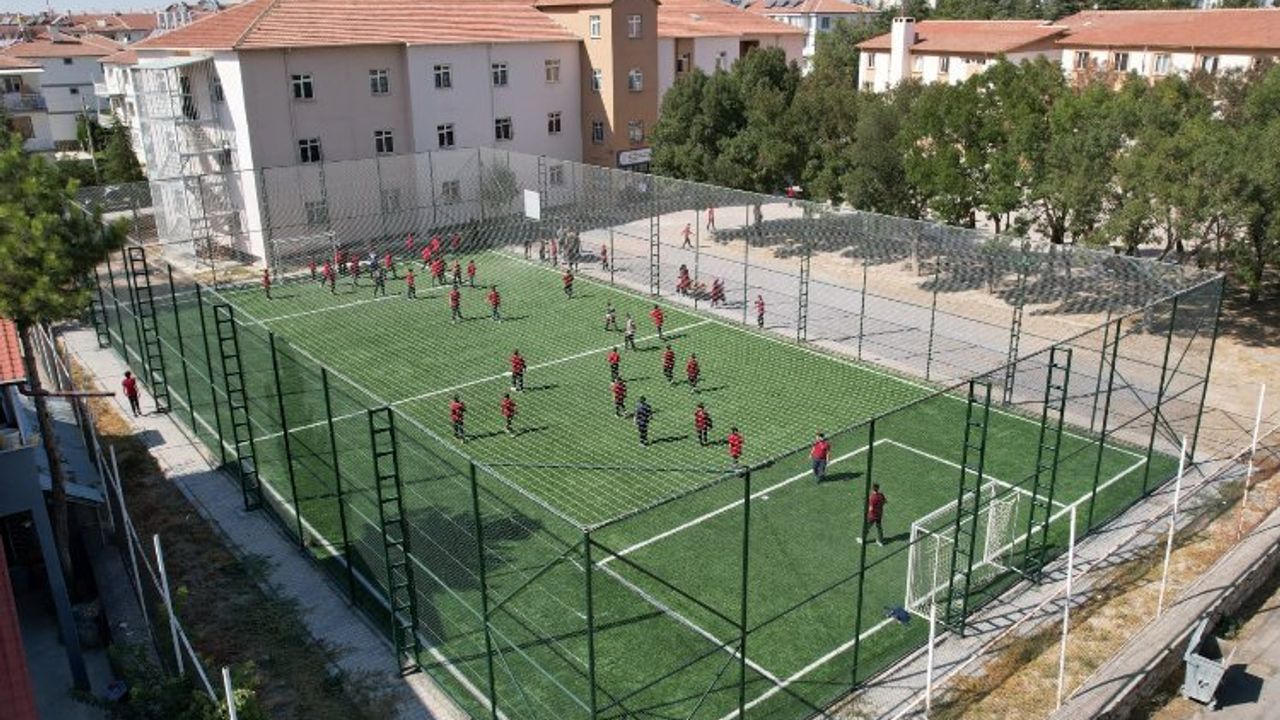 Konya Ereğli'de 8 okula halı saha kazandırıldı