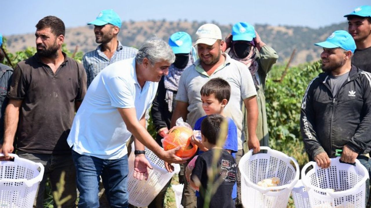 Manisa'dan Ahmetli'deki işçilere hediye