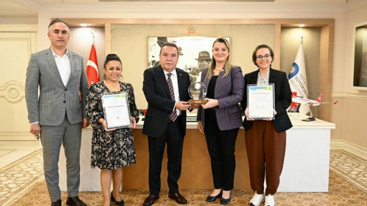 Antalya Büyükşehir Belediyesi’ne Çin’den “Onur Ödülü”