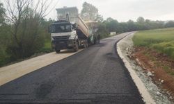 Bilecik'te Büyükelmalı yoluna sıcak asfalt