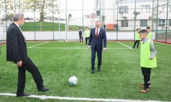 Çayırova'daki yeni halı sahada ilk maçın başlama vuruşu protokolden
