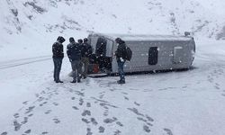 Van Hakkari kara yolunda minibüs devrildi: 7 yaralı