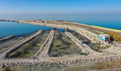 Van Gölü'ndeki dip çamuru temizleme çalışmaları aralıksız devam ediyor