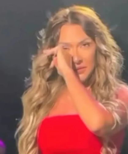 Yönetmen Sevgilisinden Ayrılan Hadise, Sahnede Gözyaşlarına Hakim Olamadı