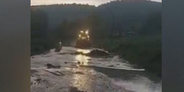 Bilecik Pazaryeri'nde taşan derelerde temizlik sürüyor