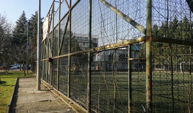 Kocaeli'de futbol sahaları elden geçiriliyor