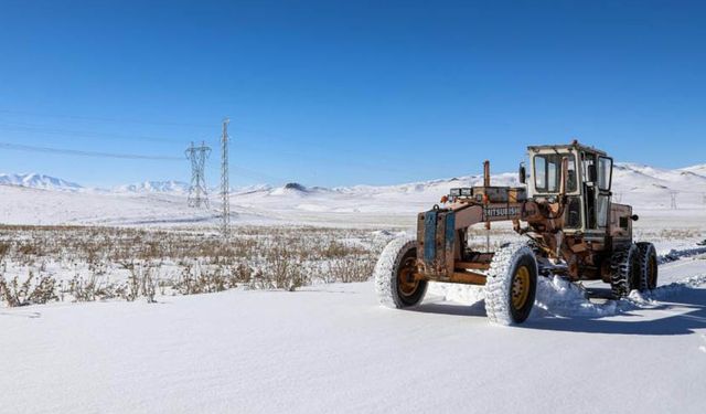 Van'da kar bir anda bastırdı! 152 yerleşim yerinin yolu ulaşıma kapandı