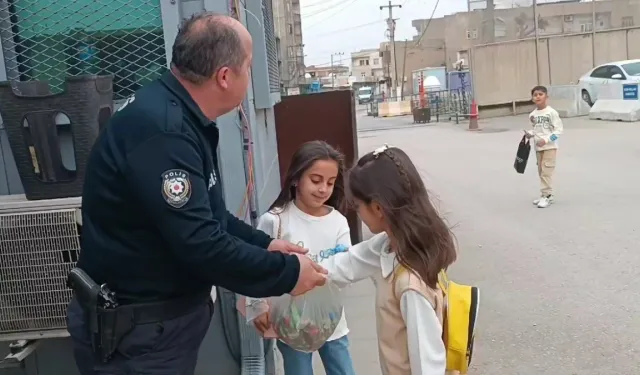 Şırnak'ta Çocukları Sevindiren Polis: Bayramda da Şeker Dağıttı