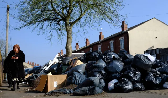 İngiltere’de Çöp Krizi: Birmingham Sokakları Çöplüğe Döndü