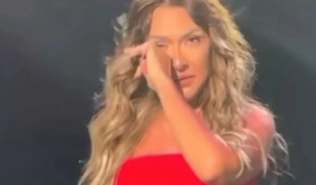Yönetmen Sevgilisinden Ayrılan Hadise, Sahnede Gözyaşlarına Hakim Olamadı