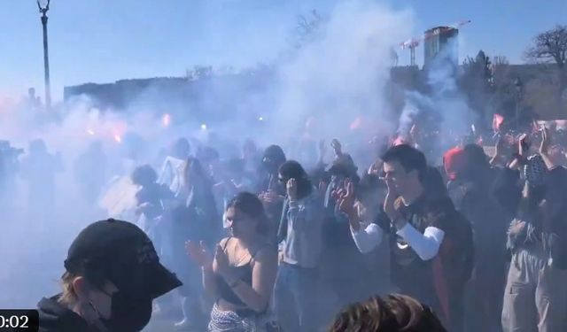 Fransa'da Öğrenci Protestoları Büyüyor: ABD Bayrağı ve Tesla Maketi Ateşe Verildi