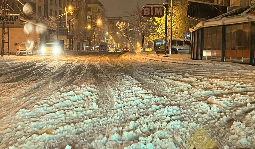 Van'ın cadde ve sokakları buz pistine döndü!