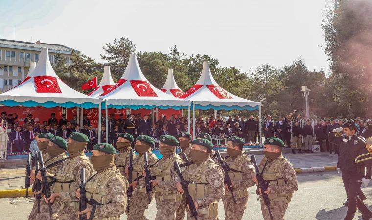 Cumhuriyetimizin kuruluşunun 99. Yıl dönümü Van'da yapılan törenlerle coşkuyla kutlandı